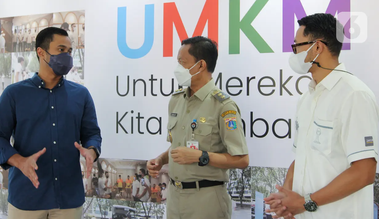 Program UMKM (Untuk Mereka Kita Membantu) hadir untuk membantu UMKM yang bergerak dalam bidang kuliner dan kriya dengan cara membeli produk mereka yang akan didistribusikan ke 8 kecamatan di wilayah Jakarta Selatan. (Liputan6.com)