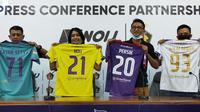 Manajemen Persik dan Noij memamerkan jersey baru yang akan dipakai pada lanjutan Liga 1 2020 mendatang. (Bola.com/Gatot Susetyo)