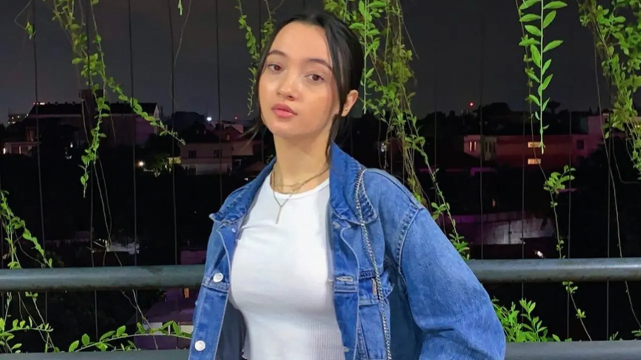 FOTO: Gaya Megan Domani dengan Jaket Denim, Tampil Stylish