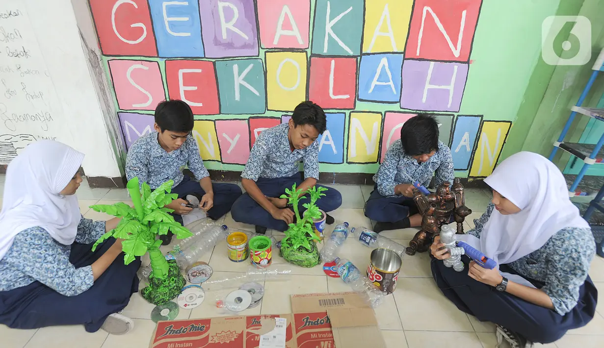 Murid-murid kelas VIII membuat kerajinan tangan dari limbah plastik dan kardus di SMP Negeri 20 Kota Tangerang Selatan, Kamis (10/10/2019). Kegiatan mata pelajaran dalam program Gerakan Sekolah Menyenangkan tersebut sudah berjalan selama 6 bulan. (merdeka.com/Arie Basuki)