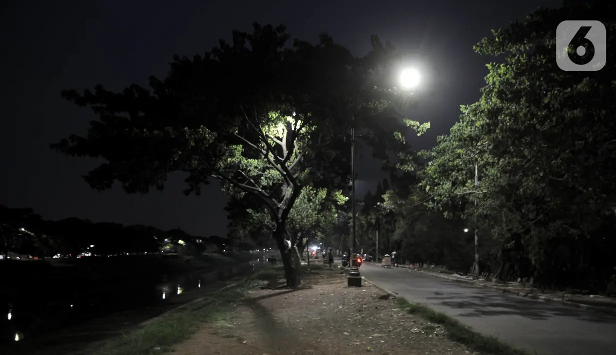 Suasana sepi di kawasan Kanal Banjir Timur (KBT), Jakarta, Minggu (5/4/2020). Merebaknya pandemi virus corona COVID-19 menyebabkan kawasan KBT sunyi akibat pasar malam ditiadakan. (merdeka.com/Iqbal S. Nugroho)