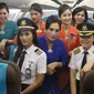 Kapten pilot Garuda Indonesia Ida Fiqria dan kopilot Sari Ardisa berpose dengan para pramugari di bandara Minangkabau, Padang, Sumbar, Jumat (21/4). (Liputan6.com/Angga Yunair)