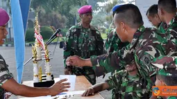 Citizen6, Surabaya: Lomba yang digelar di Lapangan RE. Martadinata kesatrian Bumimoro, Surabaya tersebut, menunjukan tim yang diisi para pelatih pilihan dalam mengubah sikap dasar seorang sipil menjadi sosok militer ini. (Pengirim: Penkobangdikal)