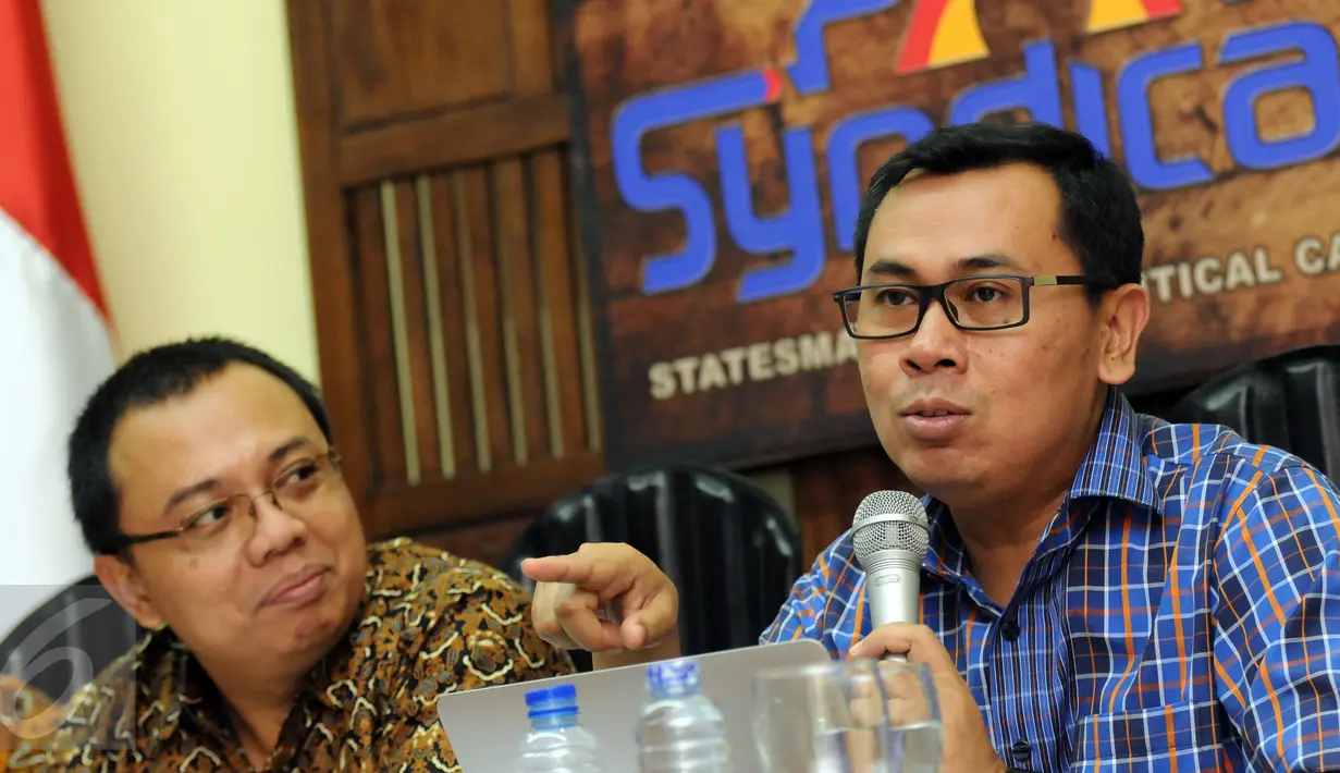 Pengamat CITA Yustinus Prastowo (kanan) memberikan keterangan saat diskusi bersama PARA Syndicate di Jakarta, Jumat (22/4/2016). Diskusi membahas RUU Tax Amnesty vs Skandal Panama Papers: Quo Vadis Reformasi Pajak. (Liputan6.com/Helmi Fithriansyah)