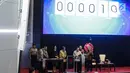 Wakil Presiden Jusuf Kalla bersama sejumalh menteri melakukan hitung mundur saat pembukaan perdagangan saham 2018 di Gedung Bursa Efek Indonesia, Jakarta, Selasa (2/1). (Liputan6.com/Faizal Fanani)