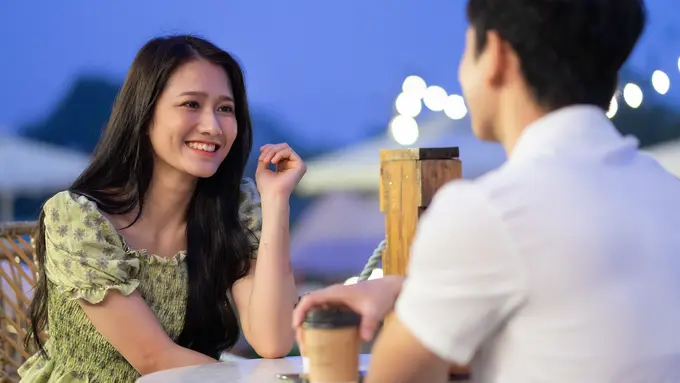 perempuan dan pasangan minum kopi bersama