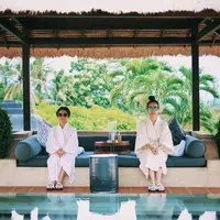 Liburan menjadi momen untuk melepas penat bagi Bunga Citra Lestari dan Noah Sinclair. Momen keduanya berlibur ini diabadikan seperti saat keduanya hendak berenang dengan memakai pakaian warna putih yang membuat keduanya terlihat kompak. (Liputan6.com/IG/@bclsinclair)