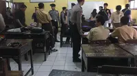 Polisi geledah sekolah di Tangerang Selatan (Pramita/Liputan6.com)