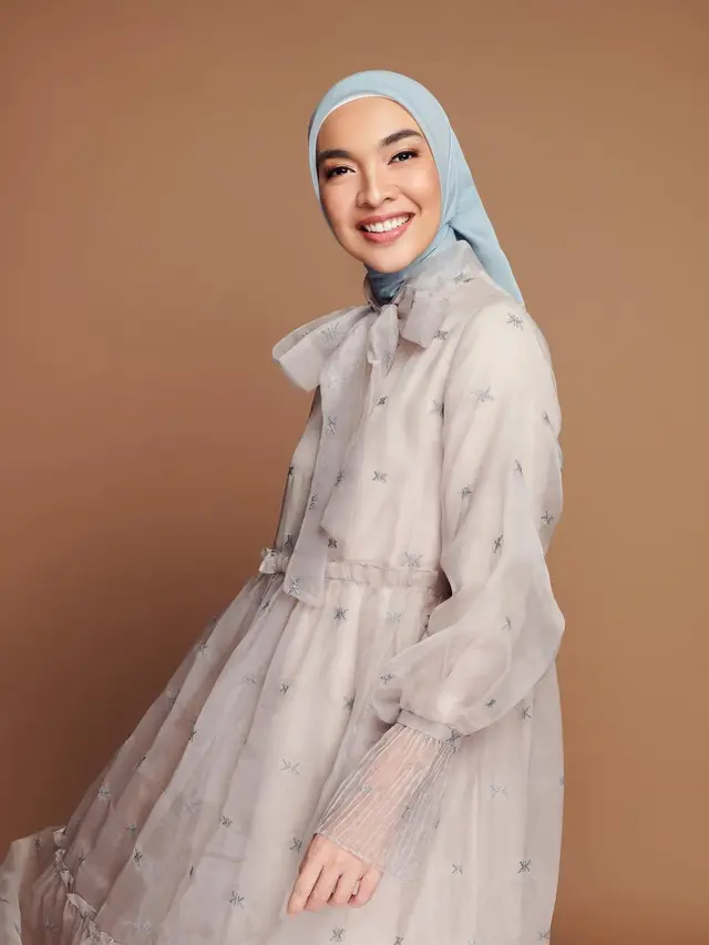 6 Outfit Gamis Ala Tika Bravani, Pemain Serial Sore yang Kini Telah Berhijab