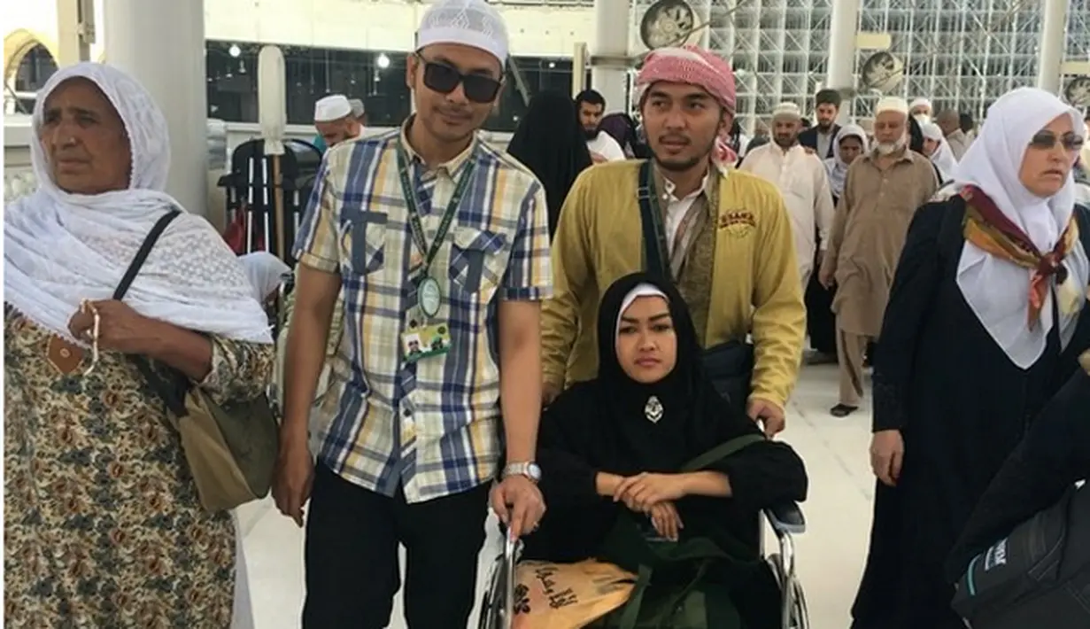 Bulan Februari lalu, Julia Perez melaksanakan ibadah umrah bersama dengan adik dan suami adiknya. Saat itu ia harus memakai kursi roda lantaran kakinya bengkak saat akan melakukan Tawaf Wada. (Istimewa)