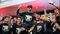 Pembalap Red Bull Racing, Max Verstappen merayakan juara dunia ketiganya di Formula 1 bersama timnya setelah Sprint Race F1 GP Qatar 2023 yang dihelat di Sirkuit Lusail, Qatar, Minggu (8/10/2023) dini hari WIB. (AFP/Ben Stansall)