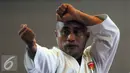 Karateka Indonesia, Azwan Ali saat turun di kategori Kata Perorangan di Kejuaraan Dunia Karate SKIF ke-12 di JIExpo Kemayoran Jakarta, Jumat (26/8/2016). Ratusan atlet dari 58 negara berlaga hingga Minggu (28/8). (Liputan6.com/Helmi Fithriansyah)