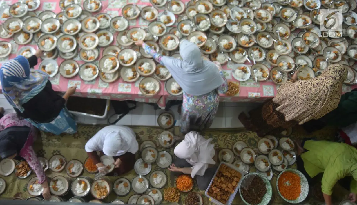 Sejumlah ibu menyiapkan menu buka puasa di masjid Jogokariyan, Jalan Jogokariyan Yogyakarta, Senin (21/5). Ribuan menu tersebut disiapkan untuk warga yang berbuka puasa sekaligus berkunjung ke "Kampoeng Ramadhan Jogokariyan". (Liputan6.com/Gholib)