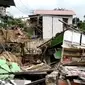 Kondisi tiga rumah ambruk setelah longsor pada Senin (3/10/2022). (Liputan6.com)