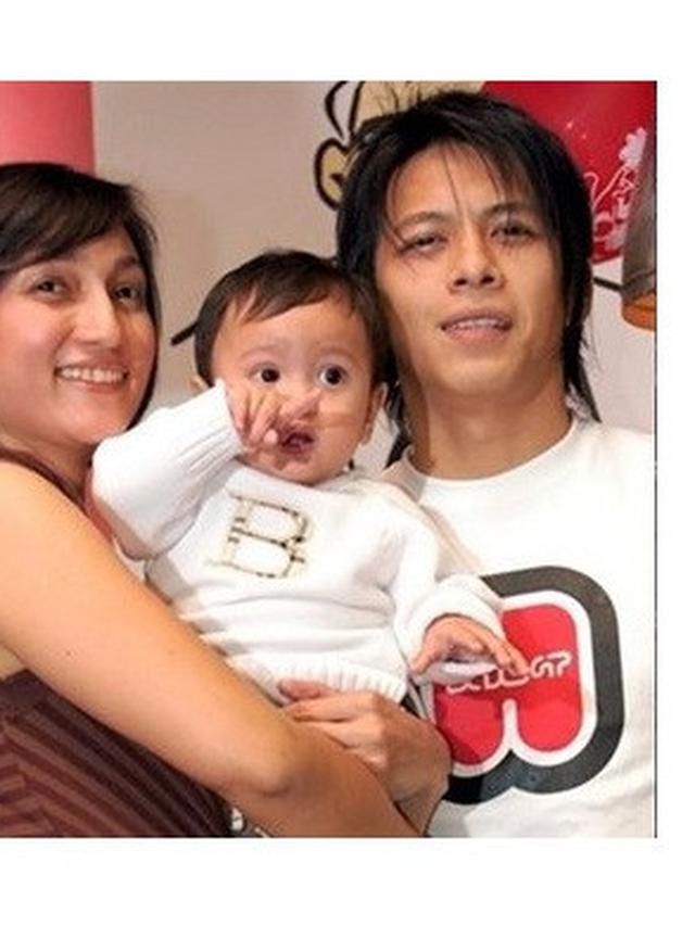 6 Potret Sarah Amalia Gendong Alleia Kecil, Momen Nonton Ariel Manggung Curi Perhatian