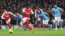 Pemain Arsenal, Bukayo Saka mencetak gol penyeimbang 1-1 dari tendangan penalti ke gawang Manchester City pada laga pekan ke-23 Liga Inggris 2022/2023 yang berlangsung di Emirates Stadium, London, Kamis (16/02/2023) WIB. (AFP/Glyn Kirk)