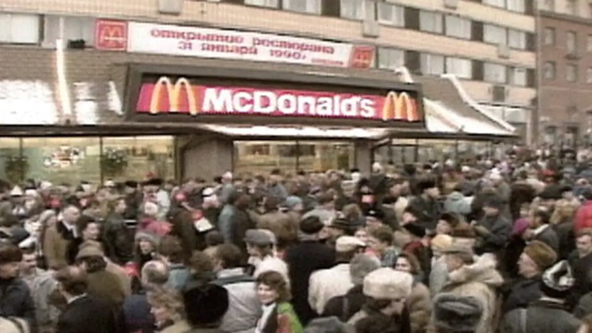 первый макдональдс в спб. первый макдональдс в санкт петербурге. первый макдональдс в санкт петербурге. первый макдональдс в санкт петербурге. макдональдс петербург 1996.