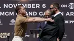 Juara kelas menengah super WBC/WBO/WBA terpadu Canelo Alvarez (kiri) mendorong Juara Kelas Menengah Super IBF yang tak terkalahkan Caleb Plant saat konferensi pers di Beverly Hills, California, 21 September 2021. Pertarungan keduanya dijadwalkan pada 6 November 2021. (AP Photo/Mark J. Terrill)