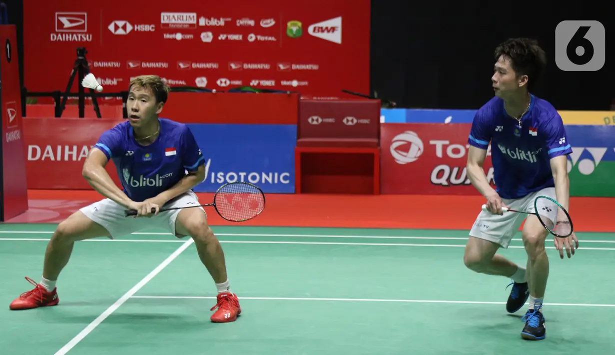 Pebulutangkis Indonesia, Kevin Sanjaya Sukamulio/Marcus Fernaldi Gideon mengembalikan kok ke arah Hendra Setiawan/Mohammad Ahsan pada final ganda putra Indonesia Masters 2020 di Istora GBK, Jakarta, MInggu (19/1/2020). Kevin/Markus unggul 21-15 21-16. (Liputan6.com/Helmi Fithriansyah)