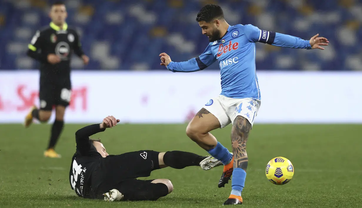Pemain Napoli, Lorenzo Insigne (kanan) berebut bola dengan pemain Spezia, Nahuel Estevez dalam pertandingan perempat final Coppa Italia di Stadion Diego Armando Maradona, Jumat (29/1/2021) dini hari WIB. (Foto: AP/LaPresse/Alessandro Garofalo)
