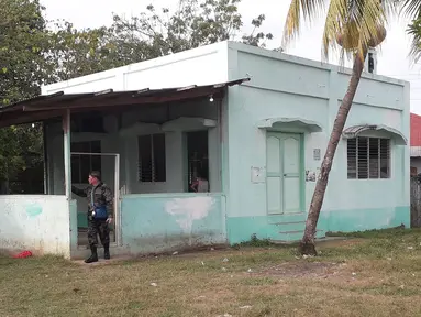 Seorang petugas kepolisian berdiri di pintu masuk sebuah masjid setelah serangan granat di Zamboanga, Filipina selatan, Rabu (30/1). Akibat serangan granat tersebut, dua orang tewas dan empat lainnya luka-luka. (Photo by STR / AFP)