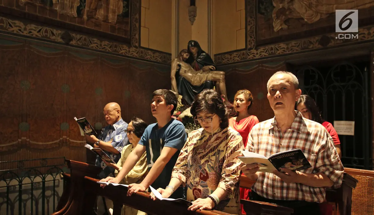 Sejumlah umat Nasrani mengikuti Misa Natal di Gereja Katedral, Jakarta, Minggu (24/12). Keuskupan Agung Jakarta mengambil tema Nusantara atau tema khususnya "Damai Kristus dalam Nuansa Nusantara". (Liputan6.com/Herman Zakharia)