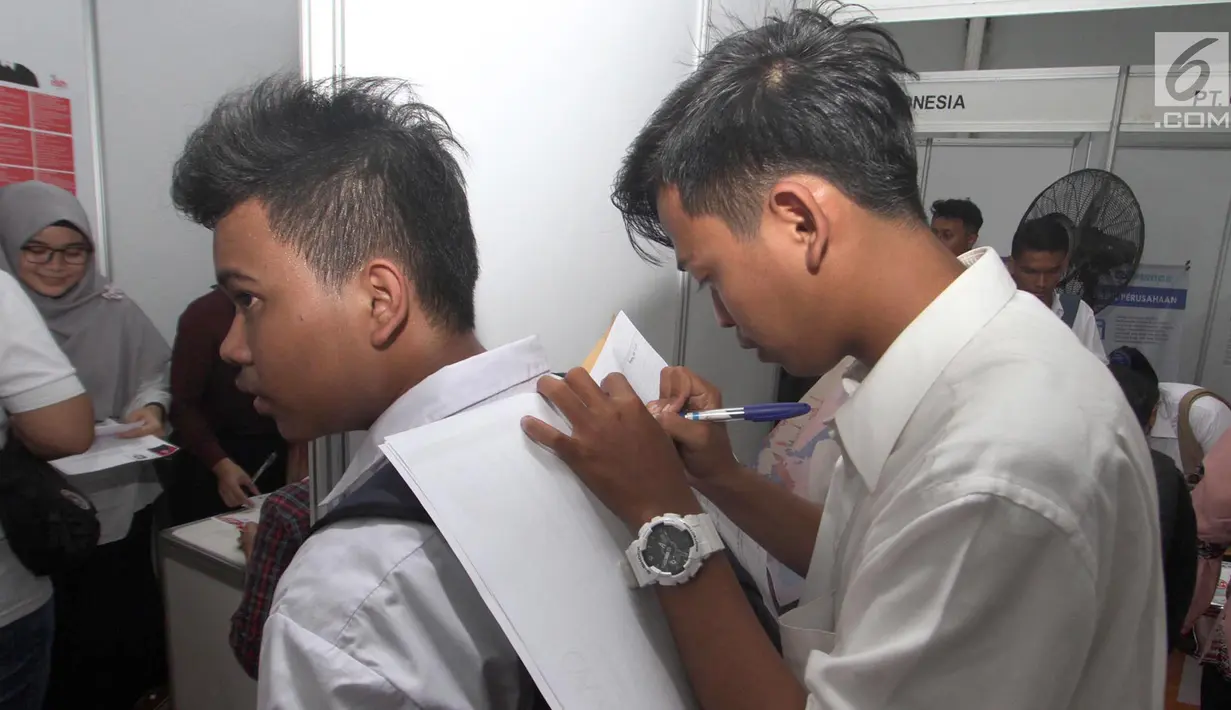Calon pelamar kerja mengisi dokumen selama "Job Fair Tangsel 2018" di BSD, Kamis  (19/7). Job Fair ini diselengarakan Dinas Ketenagakerjaan (Disnaker) pemerintah kota Tangerang Selatan (Tangsel). (Merdeka.com/Arie Basuki)