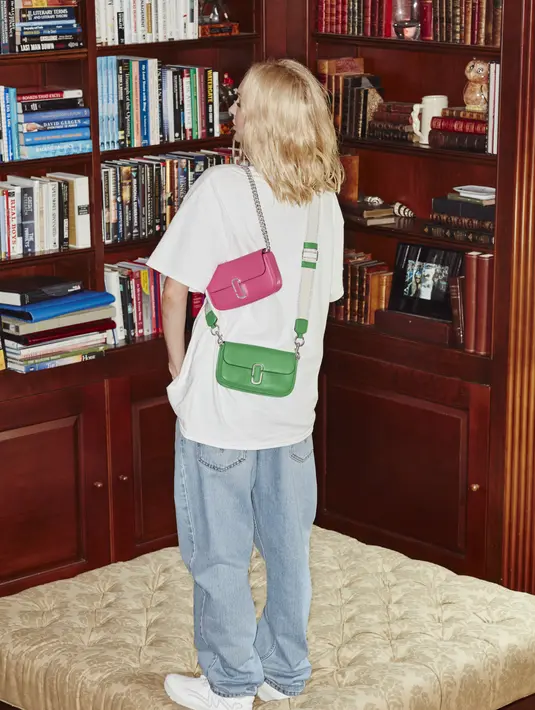 <p>J Marc collection juga tak kalah menggemaskan, Shoulder bag ini hadir dalam beragam warna seru dan tersedia dalam dua macam starap. Cocok untuk dipadankan dengan busana santai dan semi formal. / Foto dok Marc Jacobs.</p>