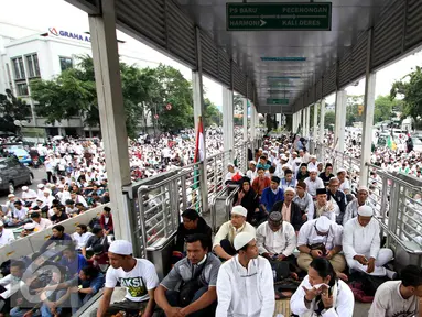 Massa aksi damai 4 November melaksanakan salat Jumat di Halte Juanda dekat Masjid Isiqlal, Jakarta, Jumat (4/11). (Liputan6.com/Gempur M. Surya)