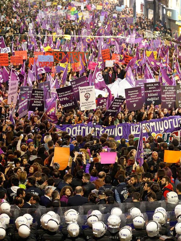 Polisi menghalau pengunjuk rasa yang ingin menggelar pawai untuk memperingati Hari Perempuan Internasional di Istanbul, Turki, Jumat (8/3). Unjuk rasa berjalan relatif damai sebelum akhirnya terjadi keributan pada malam hari. (AP Photo/Lefteris Pitarakis)