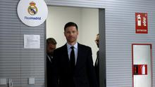 Xabi Alonso memasuki ruang konferensi pers perkenalan pelatih baru Real Madrid yang berlangsung di Real Madrid Sports City, Valdebebas, Spanyol, Senin (26/05/2025) waktu setempat. (AFP/Thomas Coex)