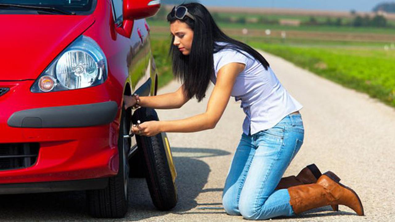 Kiat Saat Menghadapi Pecah Ban di Jalan Tol