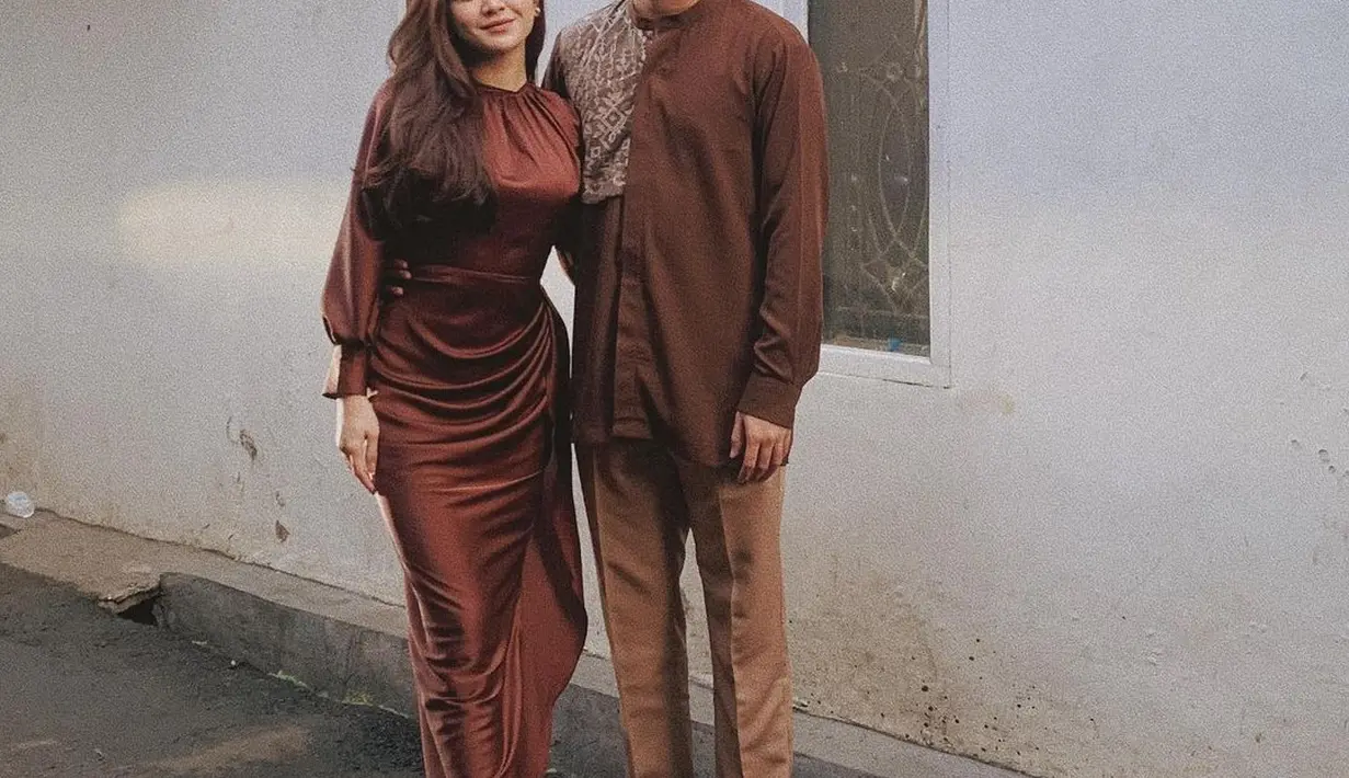 Rizky Febian tampil berdua dengan sang kekasih Mahalini mengenakan baju Lebaran berwarna cokelat. Mahalini cantik dengan kaftan cokelat polos, sedangkan Rizky Febian tampil sederhana dengan baju koko lengan panjang dan celana panjang berwarna cokelat yang senada. Foto: Instagram.