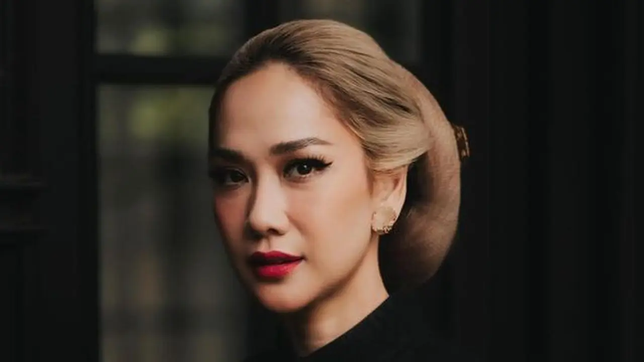 Sanggul Klasik Bunga Citra Lestari Menarik dengan Warna Rambut Blonde