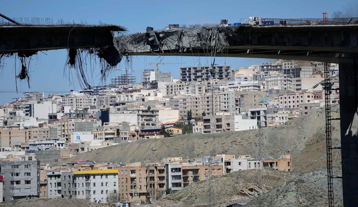 Serangan tersebut terjadi pada Kamis 2 April 2026. Tampak dalam foto, kondisi sebuah jembatan yang terkena serangan udara Amerika Serikat pada Kamis 2 April 2026 terlihat di Karaj, sebelah barat Teheran, Iran, Jumat, 3 April 2026. (AP Photo/Vahid Salemi)