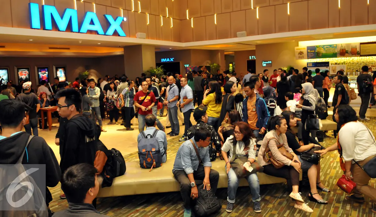 Suasana para pengunjung saat menunggu pemutaran Premier Film Pixels di IMAX Gandaria City, Jakarta, Rabu (29/7/2015). Film Pixels menjadi obat rindu untuk para penggemar game klasik tahun 90-an. (Liputan6.com/Panji Diksana)