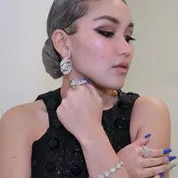 Silver menjadi tren warna rambut yang happening di tahun 2021. 
(Foto: Instagram/ Ayu Ting Ting).