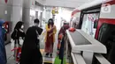 Petugas mengenakan baju adat Betawi saat melayani penumpang LRT Jakarta di Stasiun Boulevard Utara, Rabu (22/6/2022). Layanan gratis tarif angkutan umum seperti Transjakarta, MRT, LRT dalam rangka merayakan HUT ke-495 DKI Jakarta disambut antusias oleh warga yang ingin menikmatinya bersama keluarga. (merdeka.com/Iqbal S. Nugroho)