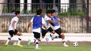 <p>Pemain Timnas Indonesia U-17 mengikuti internal game dalam sesi latihan di Lapangan ABC, Senayan, Jakarta, Sabtu (15/7/2023). Latihan tersebut digelar guna persiapan menghadapi Piala Dunia U-17 yang akan digelar 10 November hingga 2 Desember 2023 di Indonesia. (Bola.com/Ikhwan Yanuar)</p>