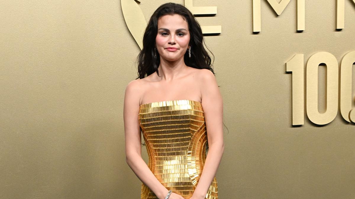 Tren Fashion di Emmy Awards 2026, Gaun Emas Selena Gomez hingga Busana Putih