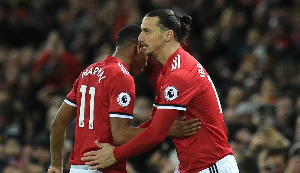 Penyerang Manchester United, Zlatan Ibrahimovic tampil sebagai pemain pengganti dalam pekan ke-12 Liga Primer Inggris kontra Newcastle United di Old Trafford, Minggu (19/11). Ibra baru dimainkan pada menit 77 menggantikan Anthony Martial. (Oli SCARFF/AFP)