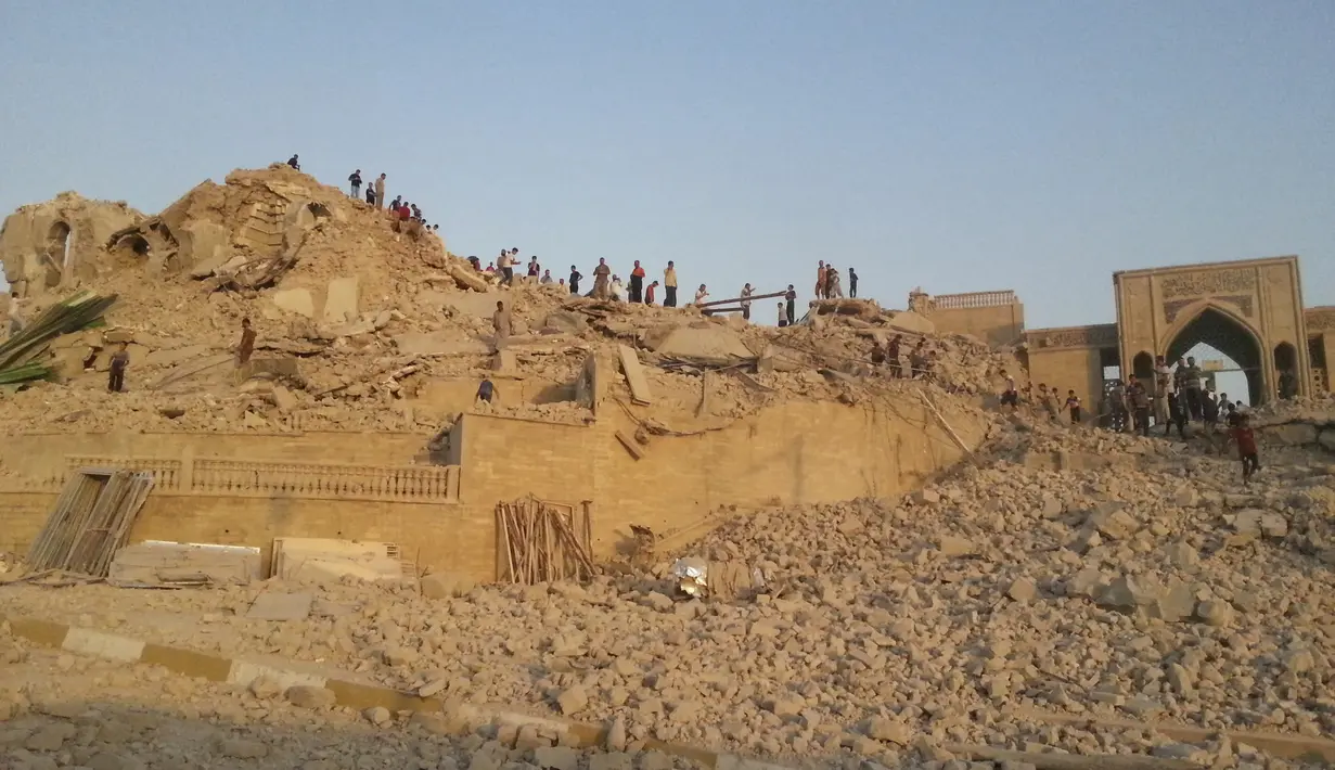Militan ISIS menghancurkan makam dan masjid Nabi Yunus di Mosul. Irak (24/7/14) (REUTERS/Stringer)
