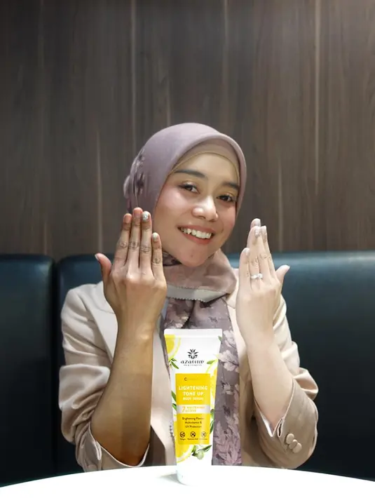 Brand dari merek lokal Azarine Cosmetic mampu mencerahkan tubuhnya seketika. Lesty mengungkapkan bahwa ketika memakaiproduk tersebut kulitnya menjadi cerah alami dan tidak meninggalkan kesan abu-abu (whitecast). (Instagram @lestykejora)