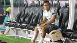 Irja panggilan akrabnya sempat kembali masuk ke lapangan namun tak lama wasit meniup peluit panjang tanda berakhirnya pertandingan. Ia pun hanya bisa duduk di bangku cadangan usai pertandingan yang dimenangkan oleh Bali United tersebut sambil mengkompres kakinya dengan es batu. (Bola.com/Wahyu Pratama)