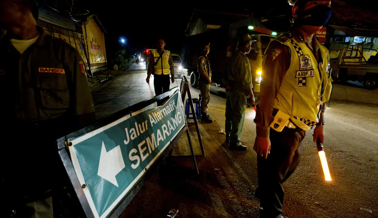 Kondisi jembatan Comal yang ambles membuat arus mudik di fokuskan ke arah jalur Selatan, Jawa Tengah, Senin (21/7/14). (ANTARA FOTO/Wahyu Putro A)