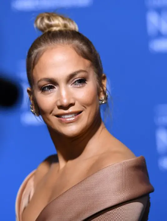 Bentuk tubuh yang seksi selalu dihadirkan JLo dalam setiap penampilannya. Bahkan ketika hadir di NBC Universal 2017, JLo memakai kostum malfungsi yang hampir memperlihatkan bagian intimnya. (AFP/Bintang.com)