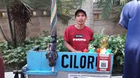 Salah satu tukang cilor di daerah kemang, Cokro kini ikut menjadi mitra Bukalapak dan ikut menerapkan metode pembayaran digital Quick Response Indonesian Standard (QRIS).