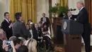 Presiden AS, Donald Trump terlibat adu mulut dengan jurnalis CNN, Jim Acosta (tengah) saat konferensi pers di Gedung Putih sesaat setelah pemilu sela digelar, Rabu (7/11). Ketegangan bermula dari pertanyaan sang wartawan soal imigran. (MANDEL NGAN/AFP)