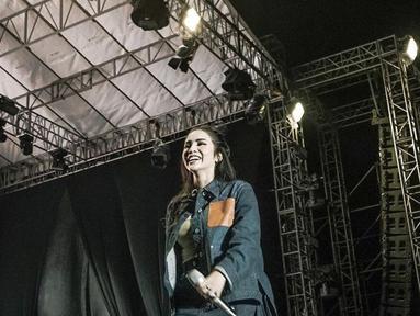 Momo saat tampil di panggung Playlist Live Festival 2.0 di Bandung, Minggu (18/9/2022). Musisi yang bernama Narova Morina Sinaga atau yang akrab disapa Momo tampil cantik menggunakan outer dan rok pendek yang dipadukan dengan sepatu boot tinggi. (Instagram/@therealmomogeisha)