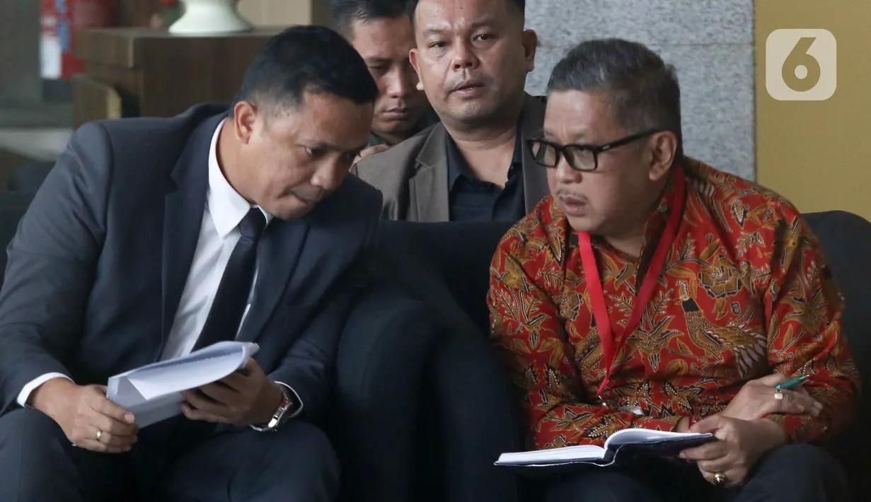 Sekjen PDIP Hasto Kristiyanto duduk di ruang tunggu sebelum masuk ke ruang pemeriksaan di Gedung Merah Putih KPK, Senin (10/6/2024). (Liputan6.com/Herman Zakharia)